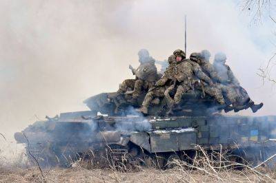 Ukrainian soldiers learn first aid near the front line