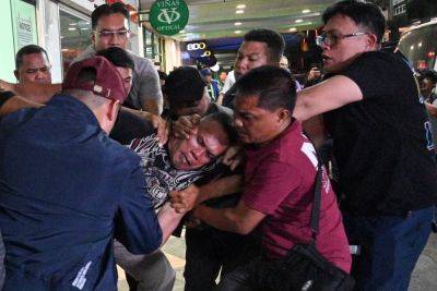 Philippines: Manila shopping mall on lockdown as sacked security guard shoots one and takes dozens hostage - standard.co.uk - Philippines - county San Juan