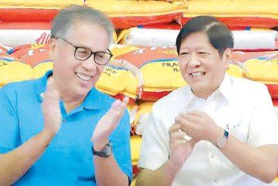 Mar Roxas joins President Marcos during rice distribution in Capiz