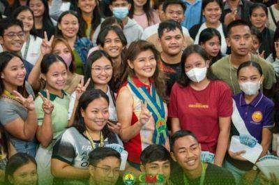 Leander C Domingo - ISU students get cash aid from senator via DSWD - manilatimes.net