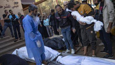 Israel - Israel-Hamas war: Scores of critically ill patients stranded in Gaza's main hospital - apnews.com - Israel