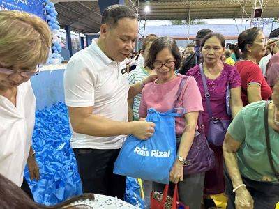 Jose Rizal - Calamba residents receive Chistmas gift packages - philstar.com - Philippines - city Calamba - city Manila, Philippines