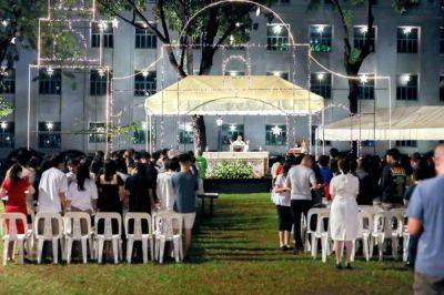 Marcos opens Malacañang to public for Christmas season