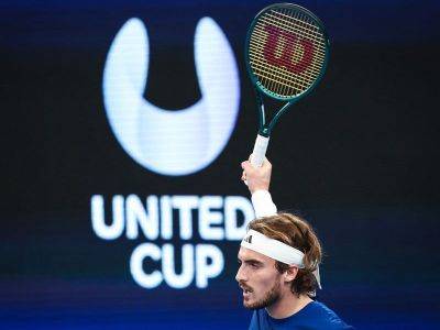 Tsitsipas struggles with back issue as Chile stuns Greece in United Cup - philstar.com - Australia - Czech Republic - Serbia - Greece - Chile