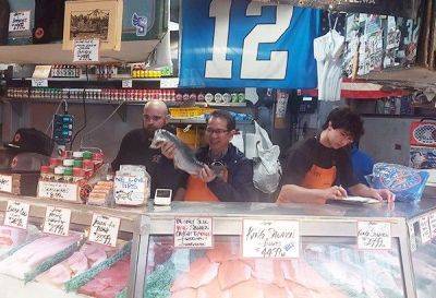 WATCH: Filipino executive tries Seattle's fish throwing tradition