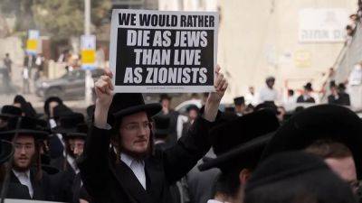 Video. Ultra-Orthodox Jews protest outside Israeli military enlistment office