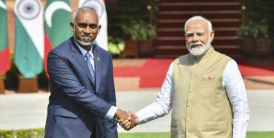 Maldives leader in India to fix relations