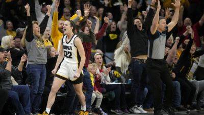 Basketball - Caitlin Clark - Iowa's Caitlin Clark breaks NCAA women's career scoring record - apnews.com - Washington - state Michigan - state Iowa - state Kansas