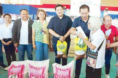 Martin Romualdez - Rex Gatchalian - Siquijor residents receive cash, rice aid - philstar.com - Philippines - city Manila, Philippines