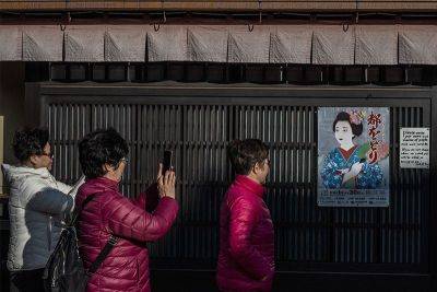 Kyoto seeks to guard geishas from tourist 'paparazzi'