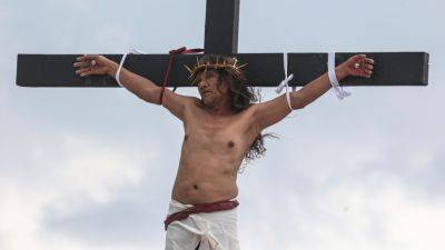 Jesus Christ - A Filipino villager is nailed to a cross for the 35th time on Good Friday to pray for world peace - ctvnews.ca - Philippines - China - Ukraine - city Manila - city San Pedro