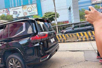 SUV with ‘7’ plate caught in busway; driver escapes