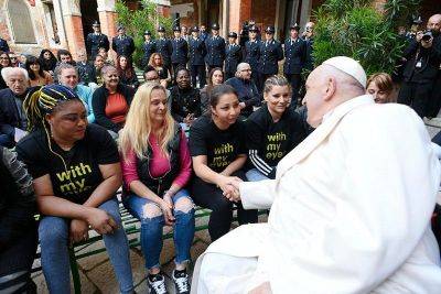 Pope Francis meets women prisoners in Venice, first trip in months