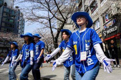 SKorean candidates use song, dance to get votes