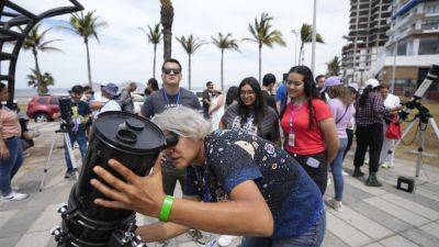 Total solar eclipse 2024: Huge crowds line totality path under mostly cloudy skies - apnews.com - Canada - Mexico - state Texas - county Pacific - state Arkansas - state Maine - state Oklahoma