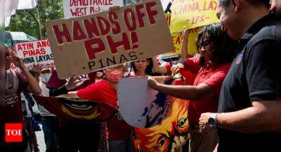 Xi Jinping - Thomas Shoal - 'China leave!': Philippine protesters trample on Xi Jinping's effigy - timesofindia.indiatimes.com - Philippines - Usa - China - city Beijing - city Manila