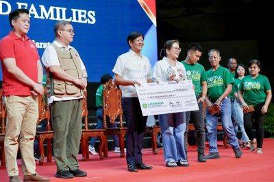 James Relativo - El Niño - Marcos hands over P210-M aid to El Niño-hit Mindanao LGUs, provinces - philstar.com - Philippines - city Manila, Philippines
