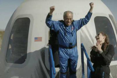 Agence FrancePresse - Blue Origin flies thrill seekers to space, including oldest astronaut - manilatimes.net - Usa - France - state Texas - area District Of Columbia - Washington, area District Of Columbia