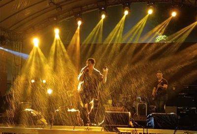 WATCH: Juan Karlos performs hits despite heavy rain