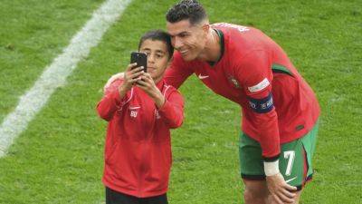 Cristiano Ronaldo ‘lucky’ not to come to harm after selfie-seekers confront him, coach says