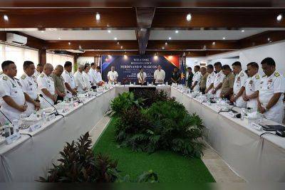 Marcos holds command conference with Navy