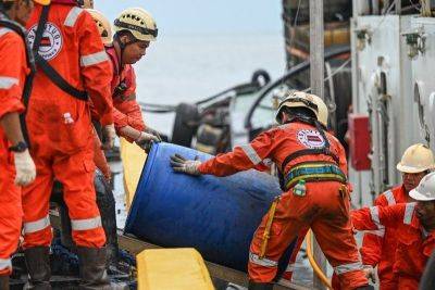 Philippines delays recovery of sunken tanker's oil