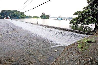 Bella Cariaso - Patrick Dizon - La Mesa Dam overflows due to monsoon - philstar.com - Philippines - city Valenzuela - city Quezon - city Water - city Manila, Philippines