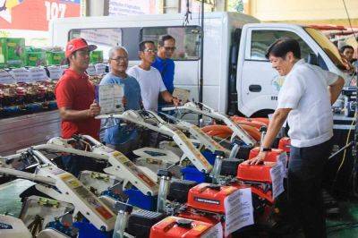 Ferdinand Marcos-Junior - Kristina Maralit - Marcos distributes aid to Ilocos farmers - manilatimes.net - Philippines - county Day - city Laoag