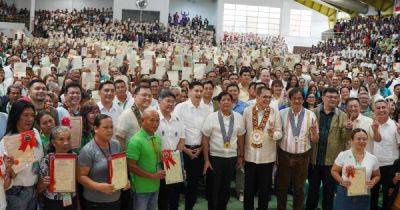 Ferdinand R.Marcos - Conrado M.Estrella - PBBM TO SECURE FREEDOM OF EVERY FARMERS, DISTRIBUTES OVER 2,000 LAND TITLES - dar.gov.ph - county Island