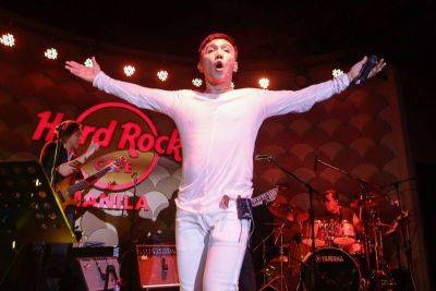 Arnel Pineda offers to leave Journey after 'devastating' Rio performance