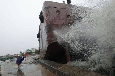 Mark Ernest Villeza - Barge runs aground in Navotas due to Enteng - philstar.com - Philippines - county San Miguel - city Manila, Philippines