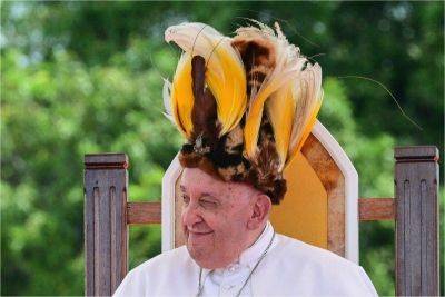 Sporting a feathered headdress, Pope finds 'Eden' in Papua New Guinea - philstar.com - Australia - county Pope - Papua New Guinea